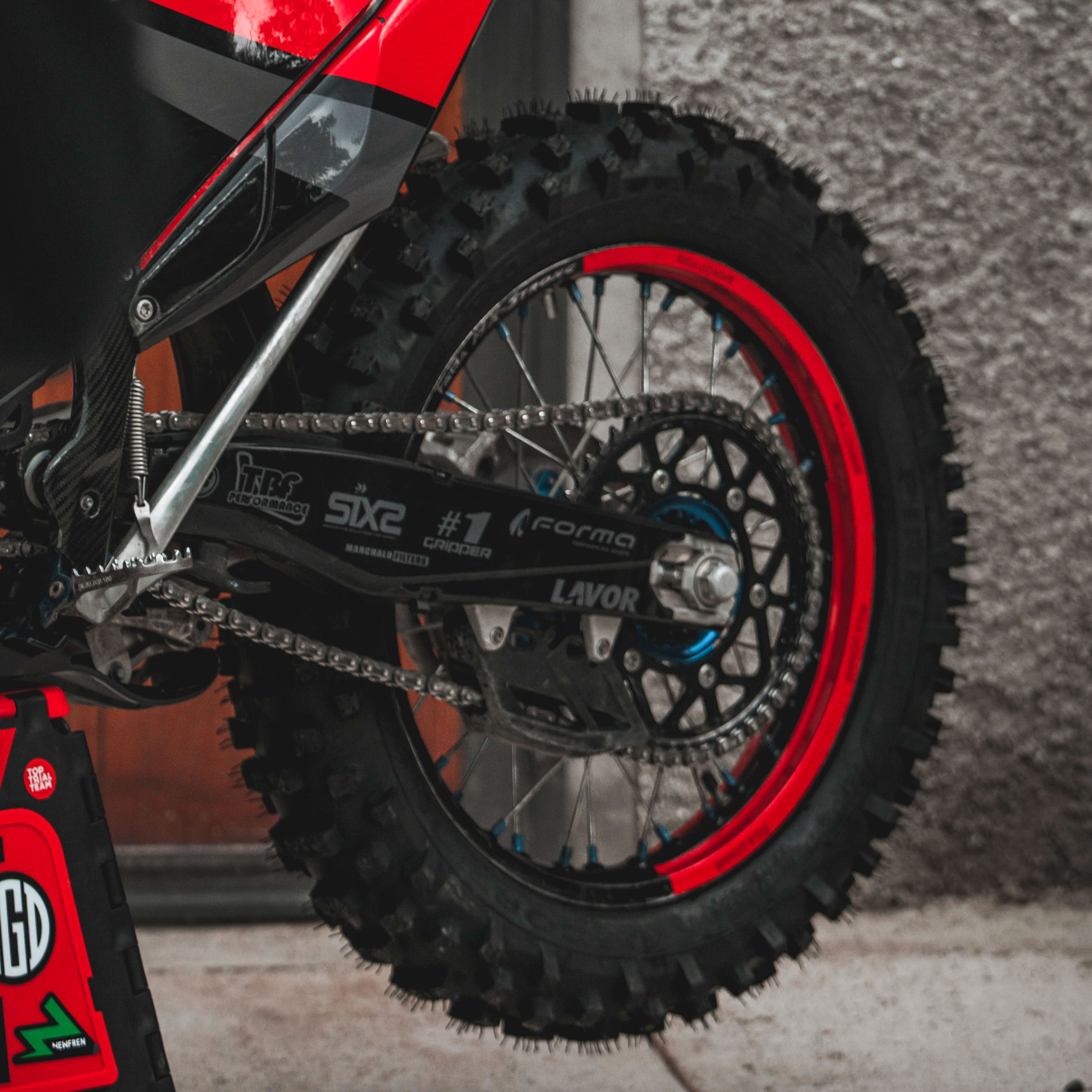 Adesivi Per Cerchi Moto – Strisce Riflettanti In PVC Nero Opaco, Kit 2 Pezzi, Autoadesivi Professionali Per Ruote Anteriori E Posteriori